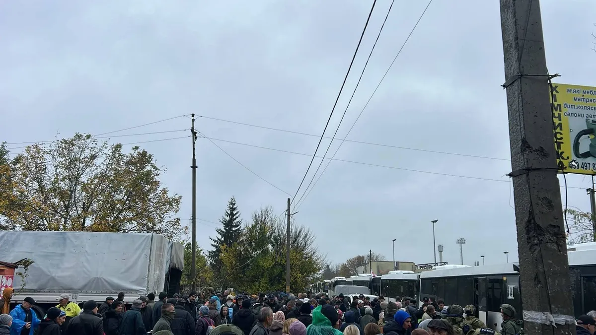 Эвакуация жителей Олешек продолжается, колонны движутся по маршруту